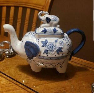CERAMIC Elephant Shaped Teapot